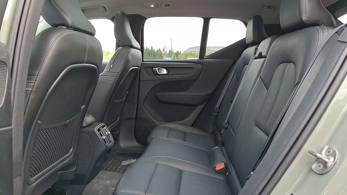 2023 Volvo XC40 B5 Plus Dark Theme