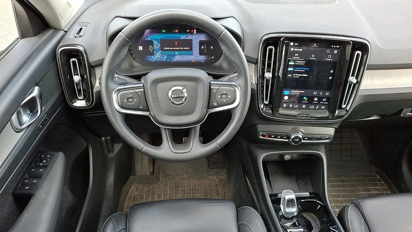 2023 Volvo XC40 B5 Plus Dark Theme
