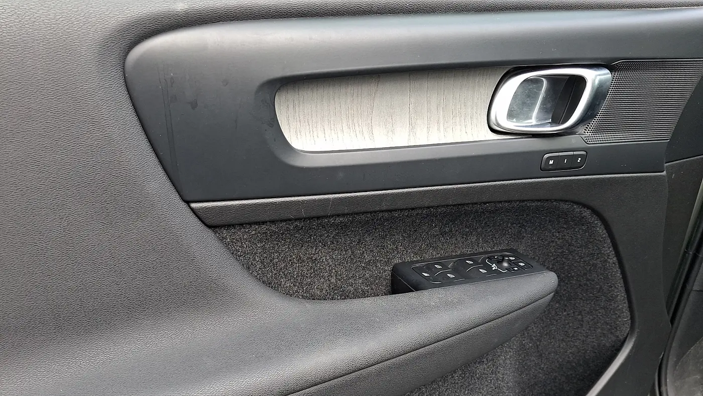 2023 Volvo XC40 B5 Plus Dark Theme