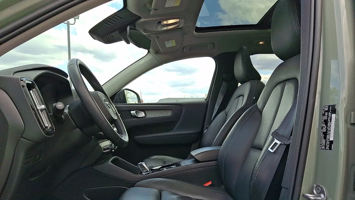 2023 Volvo XC40 B5 Plus Dark Theme