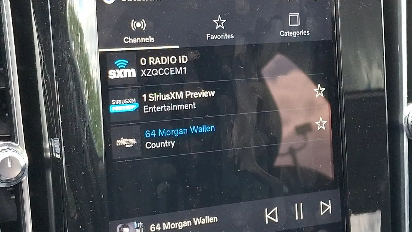 2023 Volvo XC40 B5 Plus Dark Theme