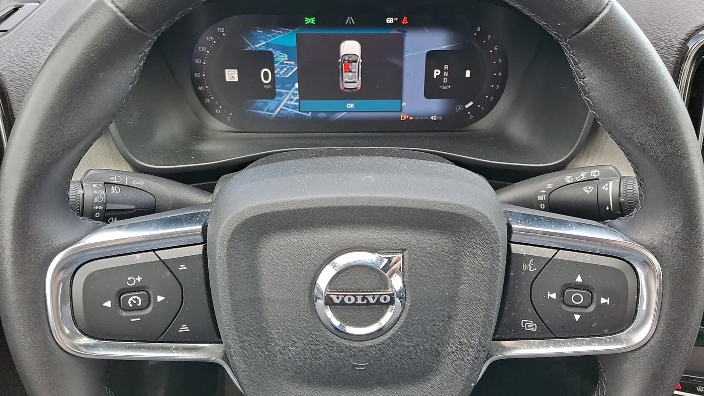 2023 Volvo XC40 B5 Plus Dark Theme
