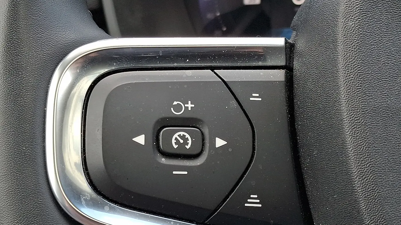 2023 Volvo XC40 B5 Plus Dark Theme