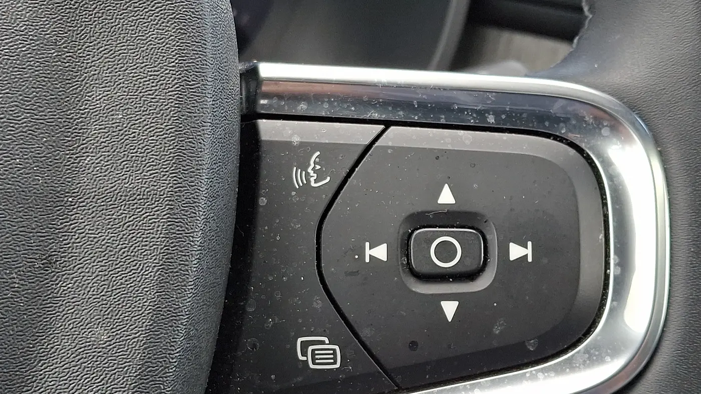 2023 Volvo XC40 B5 Plus Dark Theme