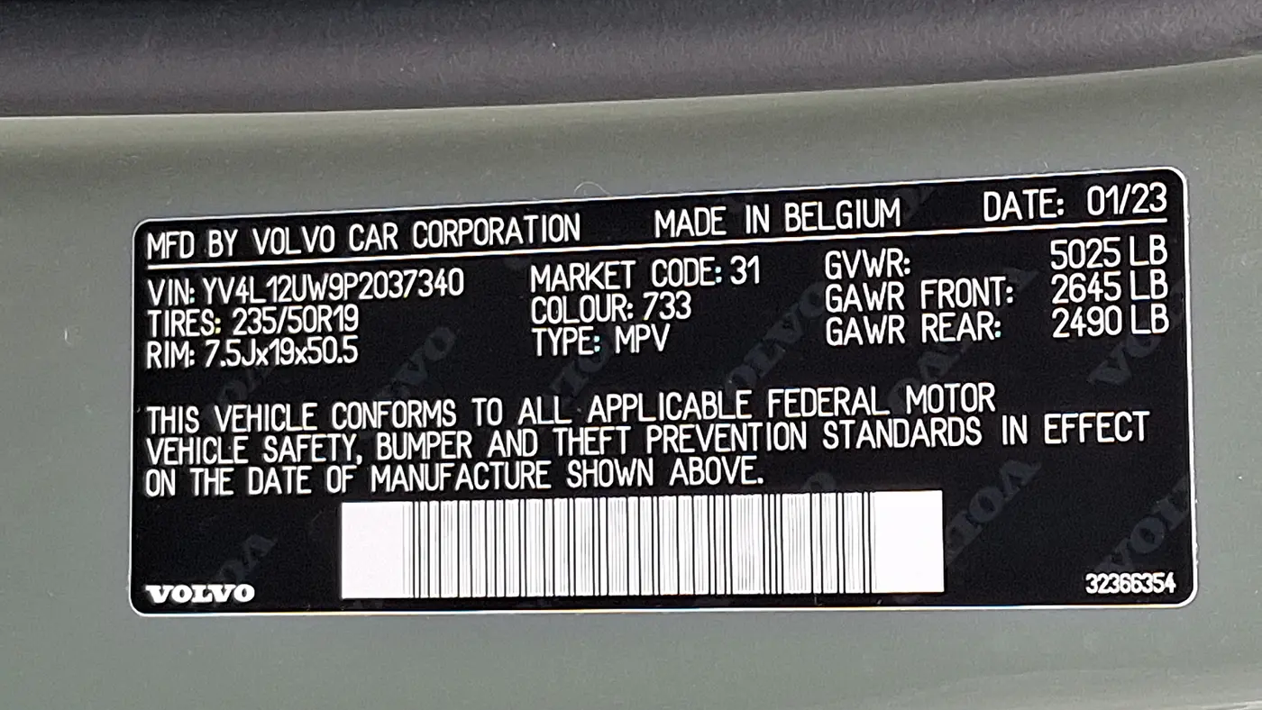 2023 Volvo XC40 B5 Plus Dark Theme