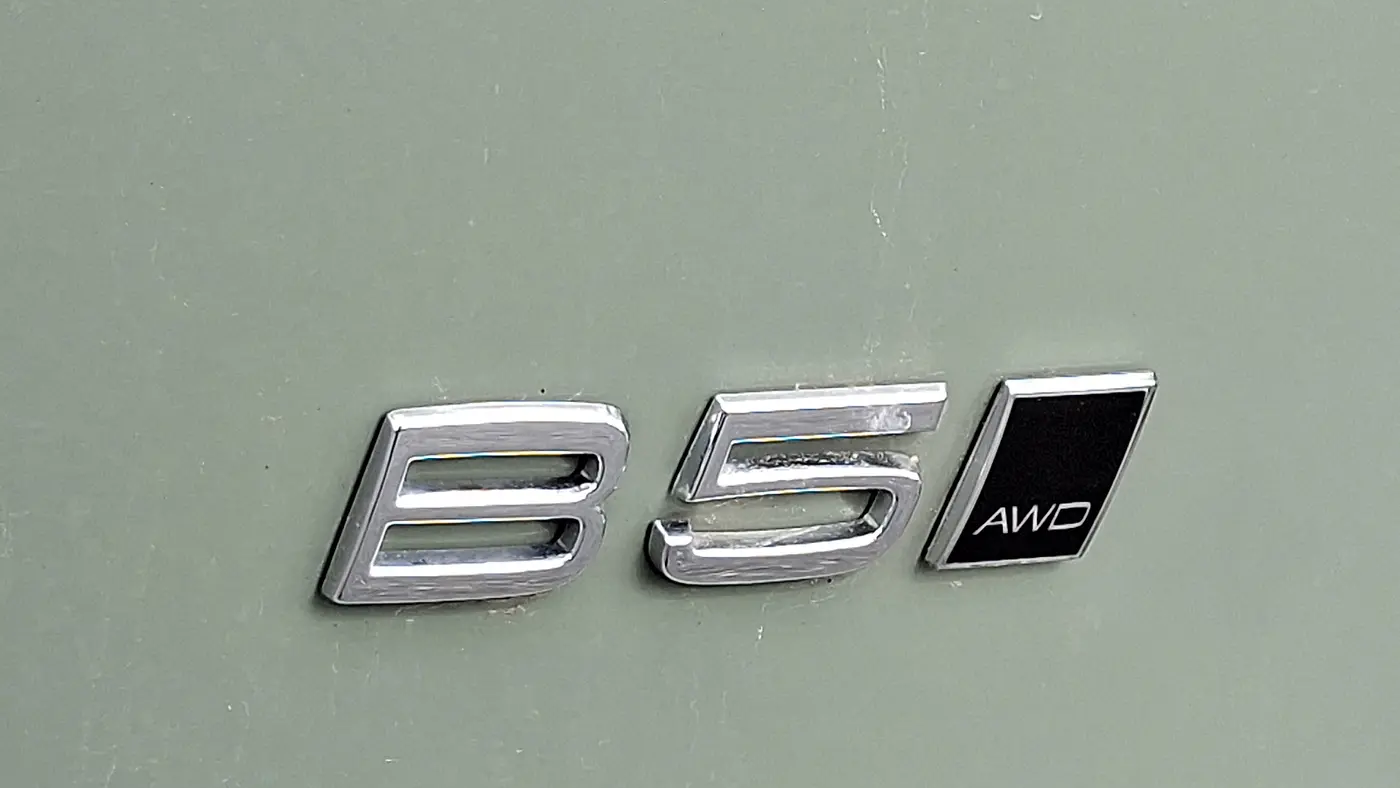 2023 Volvo XC40 B5 Plus Dark Theme