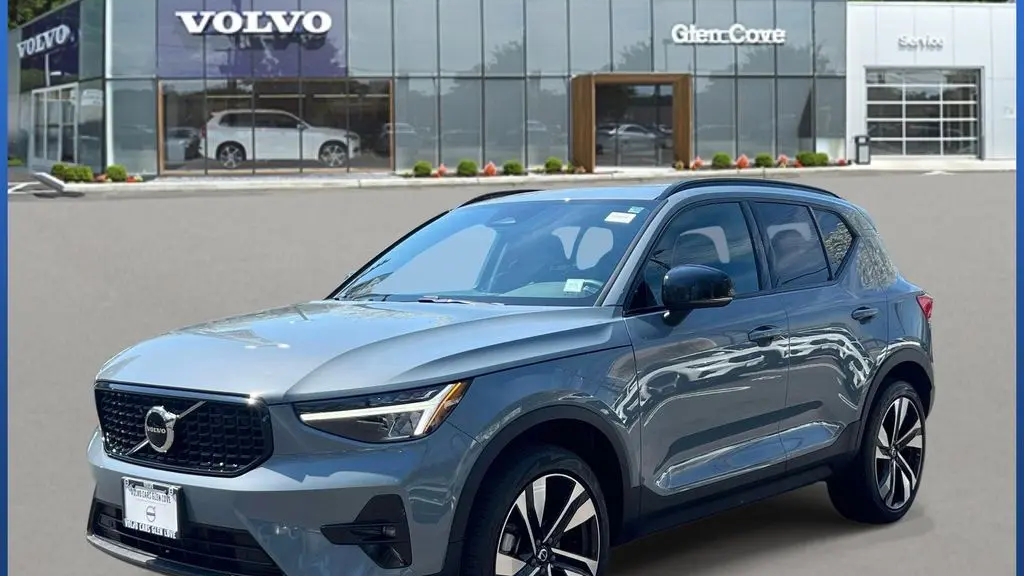 2023 Volvo XC40 B5 Plus Dark Theme