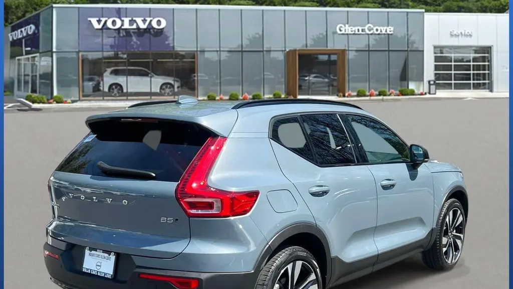 2023 Volvo XC40 B5 Plus Dark Theme