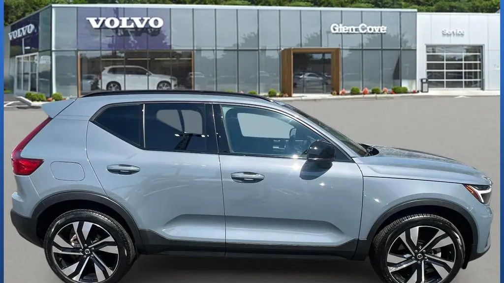 2023 Volvo XC40 B5 Plus Dark Theme