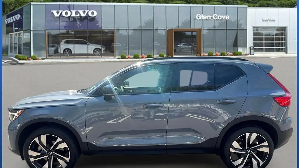 2023 Volvo XC40 B5 Plus Dark Theme