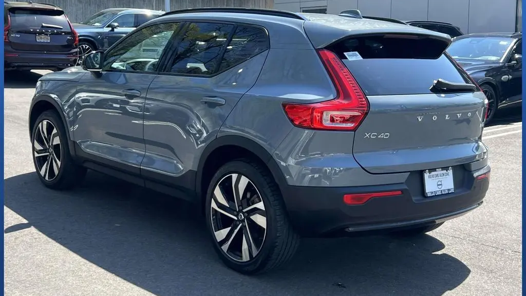 2023 Volvo XC40 B5 Plus Dark Theme