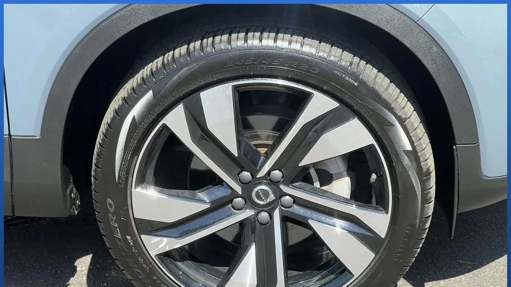 2023 Volvo XC40 B5 Plus Dark Theme