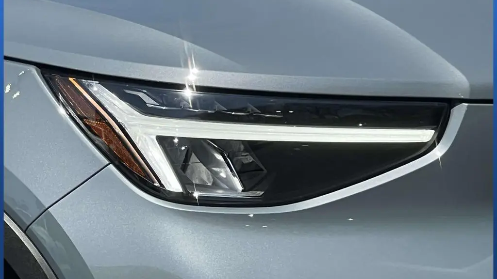 2023 Volvo XC40 B5 Plus Dark Theme