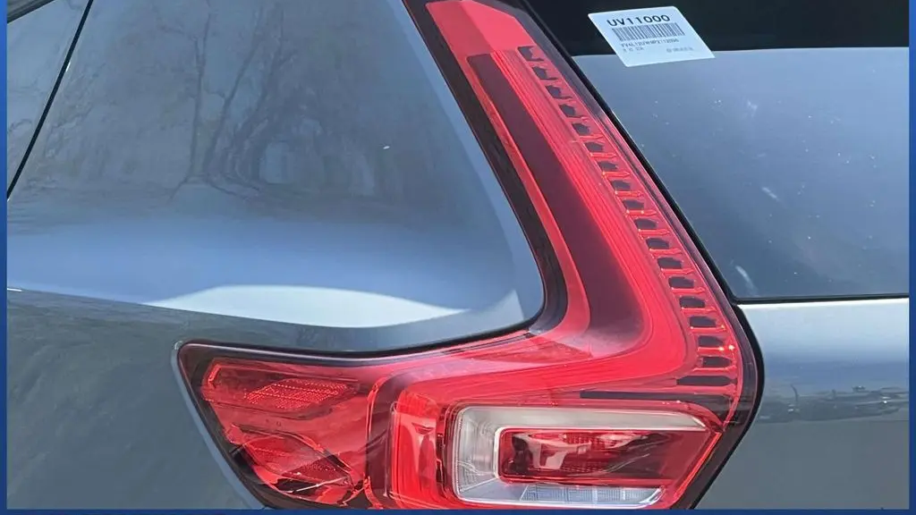 2023 Volvo XC40 B5 Plus Dark Theme