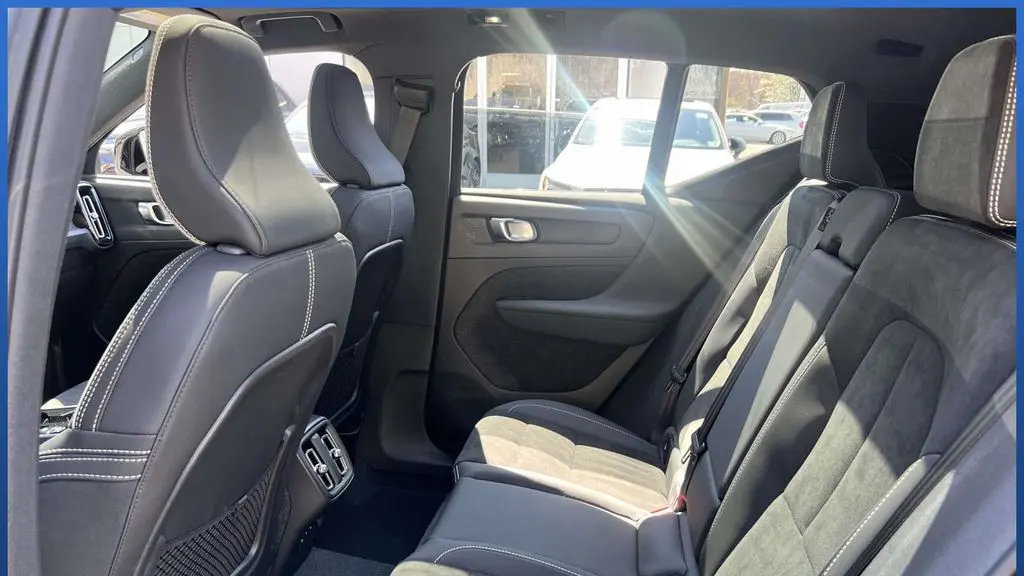 2023 Volvo XC40 B5 Plus Dark Theme