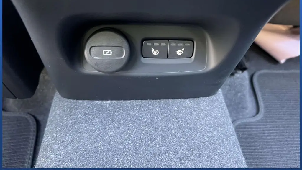 2023 Volvo XC40 B5 Plus Dark Theme