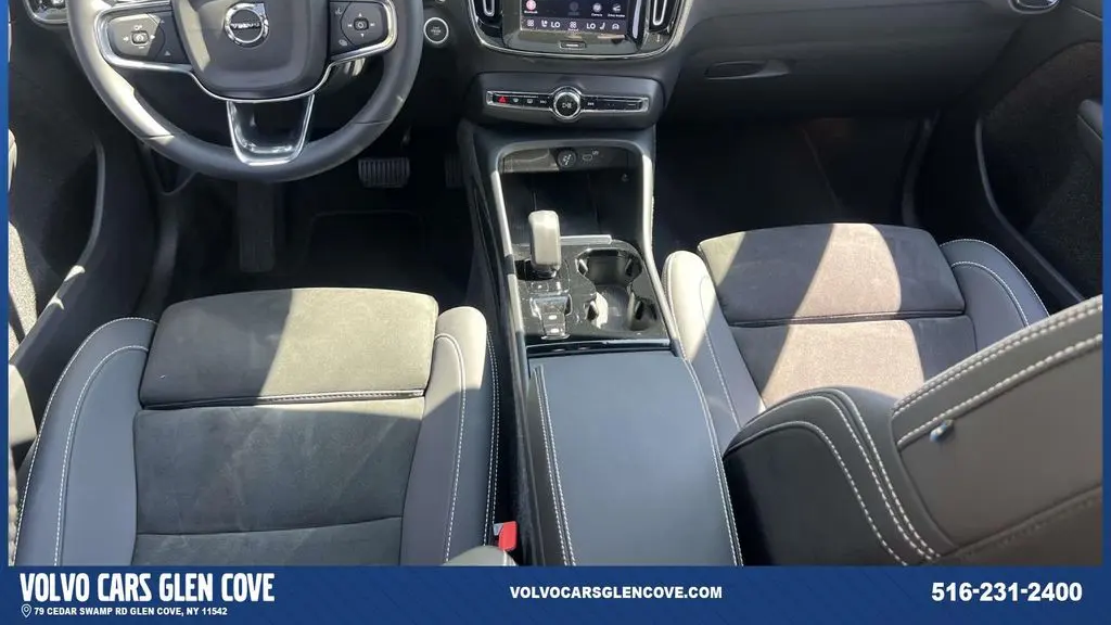 2023 Volvo XC40 B5 Plus Dark Theme