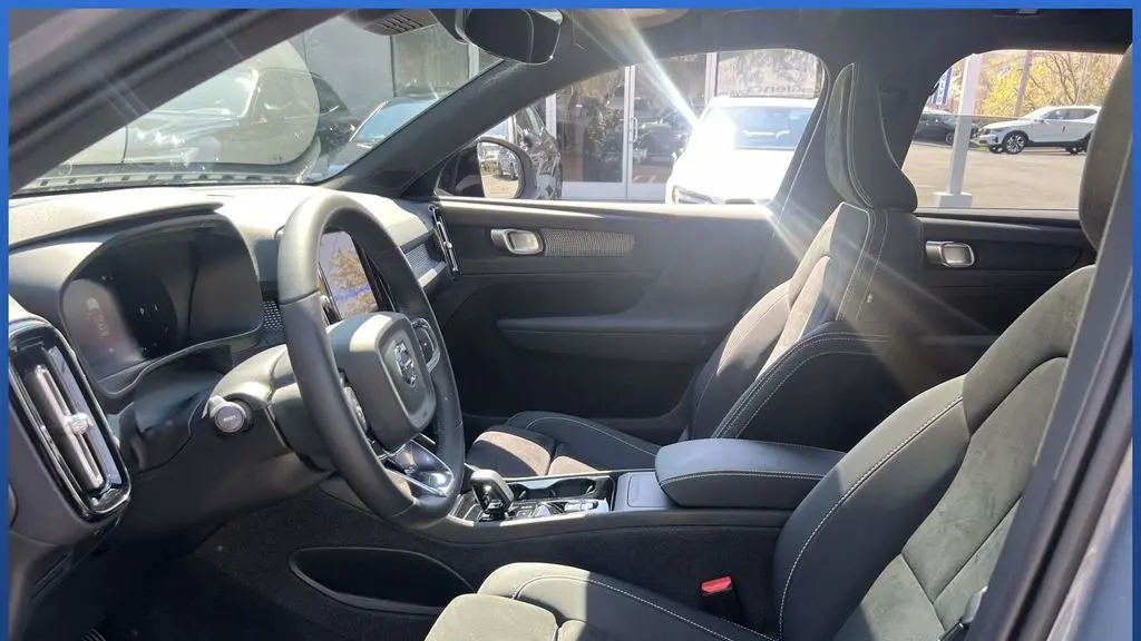 2023 Volvo XC40 B5 Plus Dark Theme