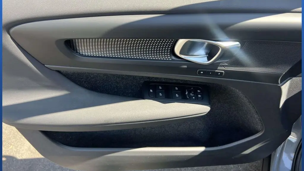 2023 Volvo XC40 B5 Plus Dark Theme