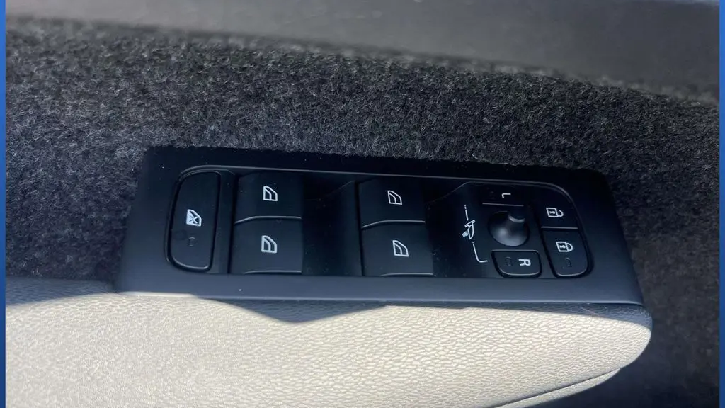 2023 Volvo XC40 B5 Plus Dark Theme