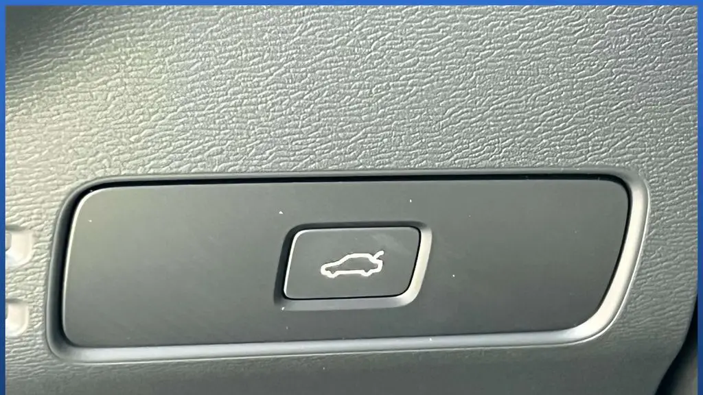 2023 Volvo XC40 B5 Plus Dark Theme