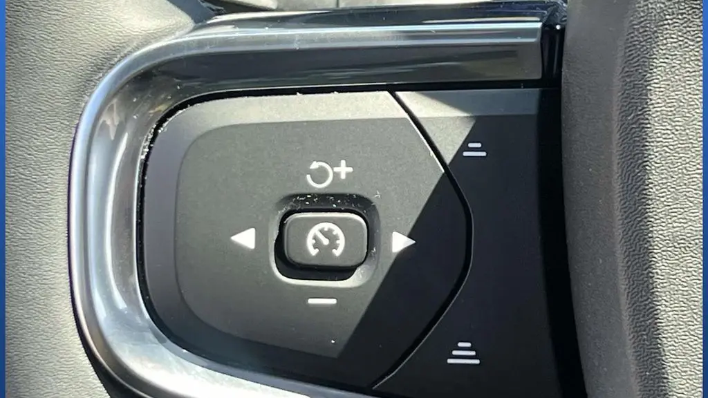 2023 Volvo XC40 B5 Plus Dark Theme