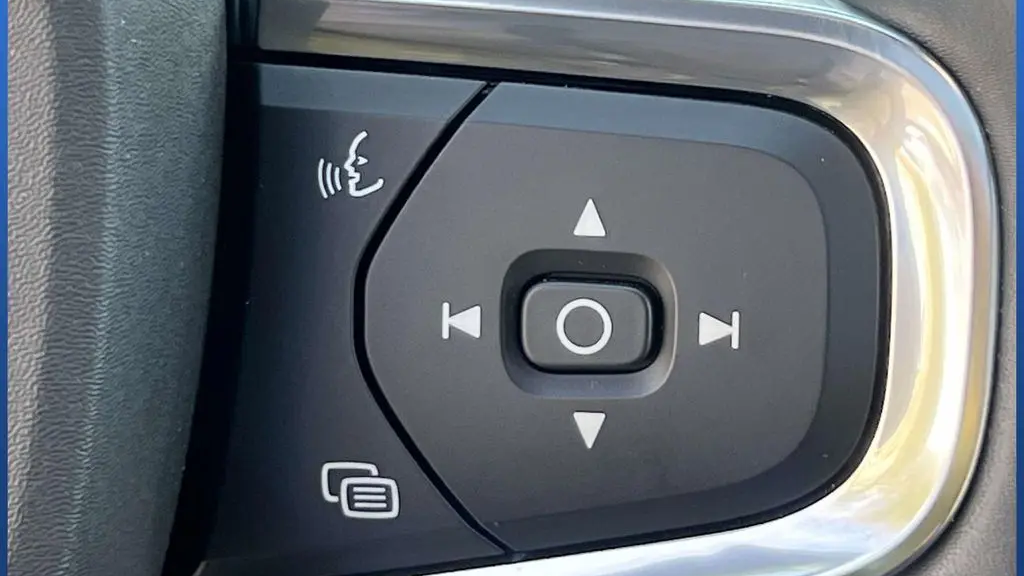 2023 Volvo XC40 B5 Plus Dark Theme