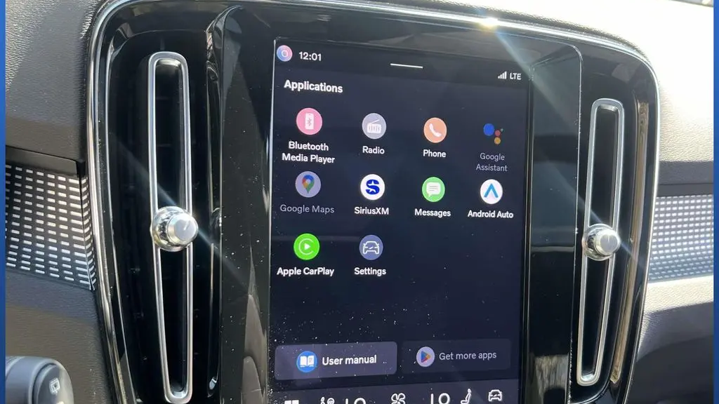 2023 Volvo XC40 B5 Plus Dark Theme