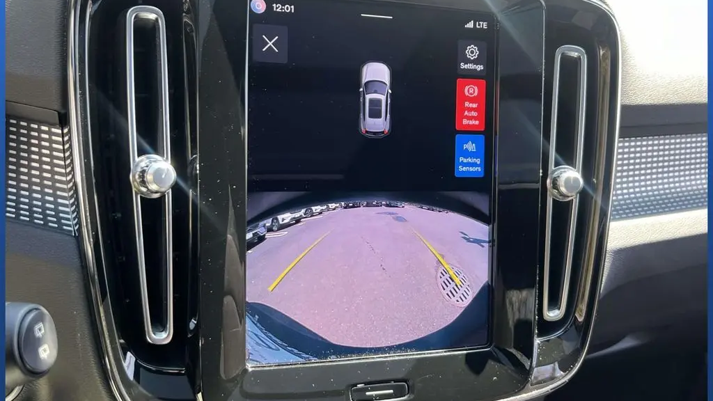 2023 Volvo XC40 B5 Plus Dark Theme