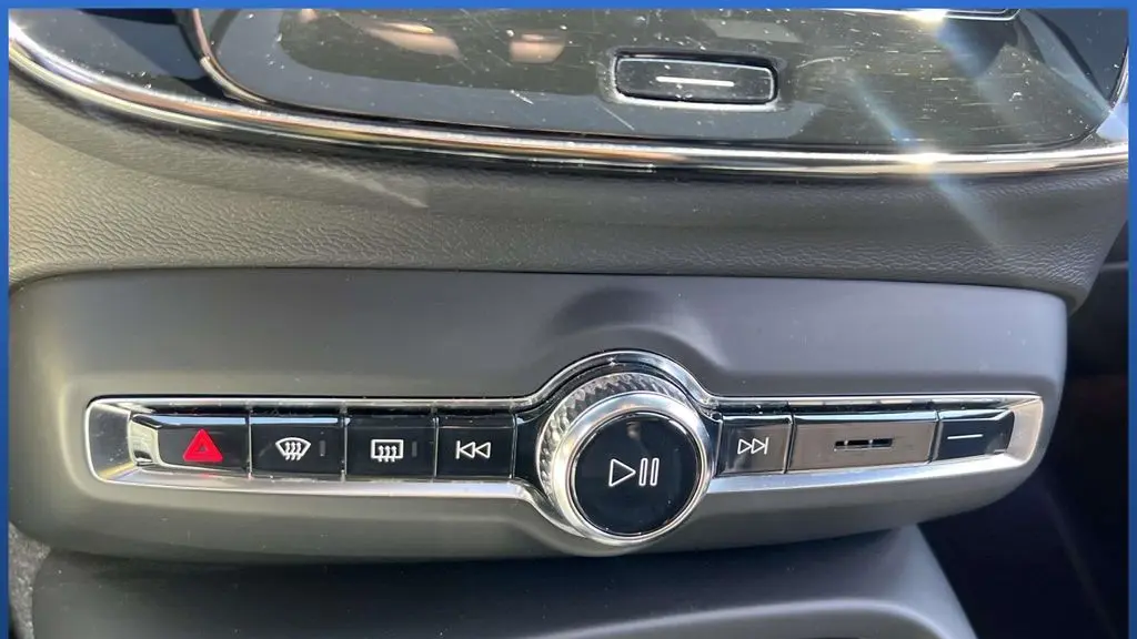 2023 Volvo XC40 B5 Plus Dark Theme
