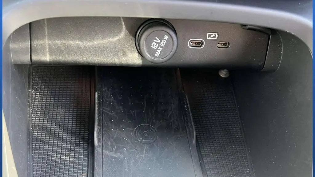 2023 Volvo XC40 B5 Plus Dark Theme