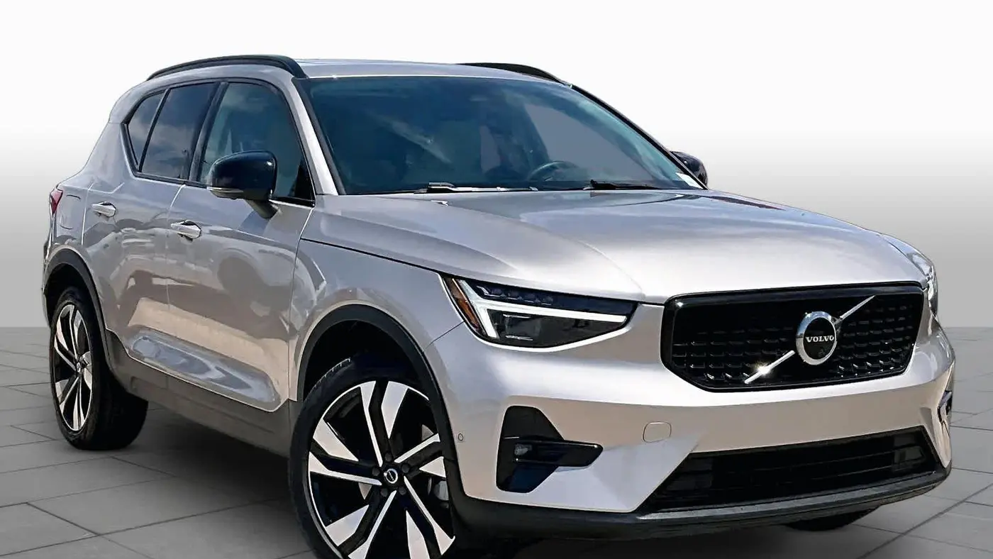 2023 Volvo XC40 B5 Ultimate Dark Theme
