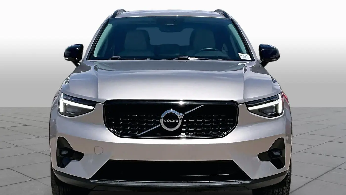 2023 Volvo XC40 B5 Ultimate Dark Theme
