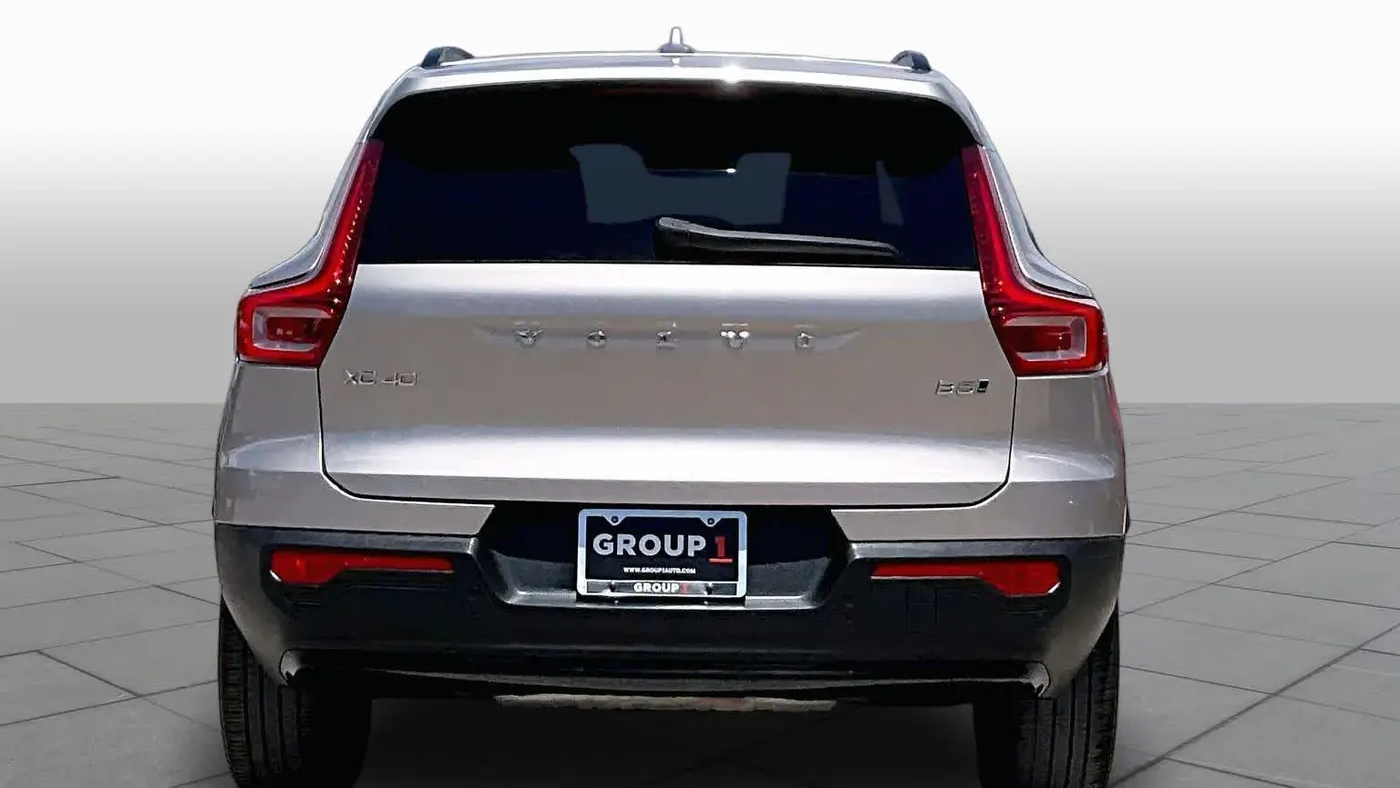 2023 Volvo XC40 B5 Ultimate Dark Theme