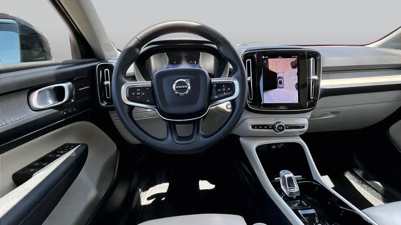 2023 Volvo XC40 B5 Ultimate Dark Theme
