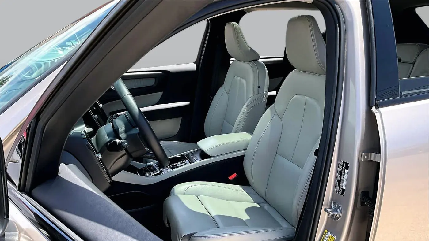 2023 Volvo XC40 B5 Ultimate Dark Theme