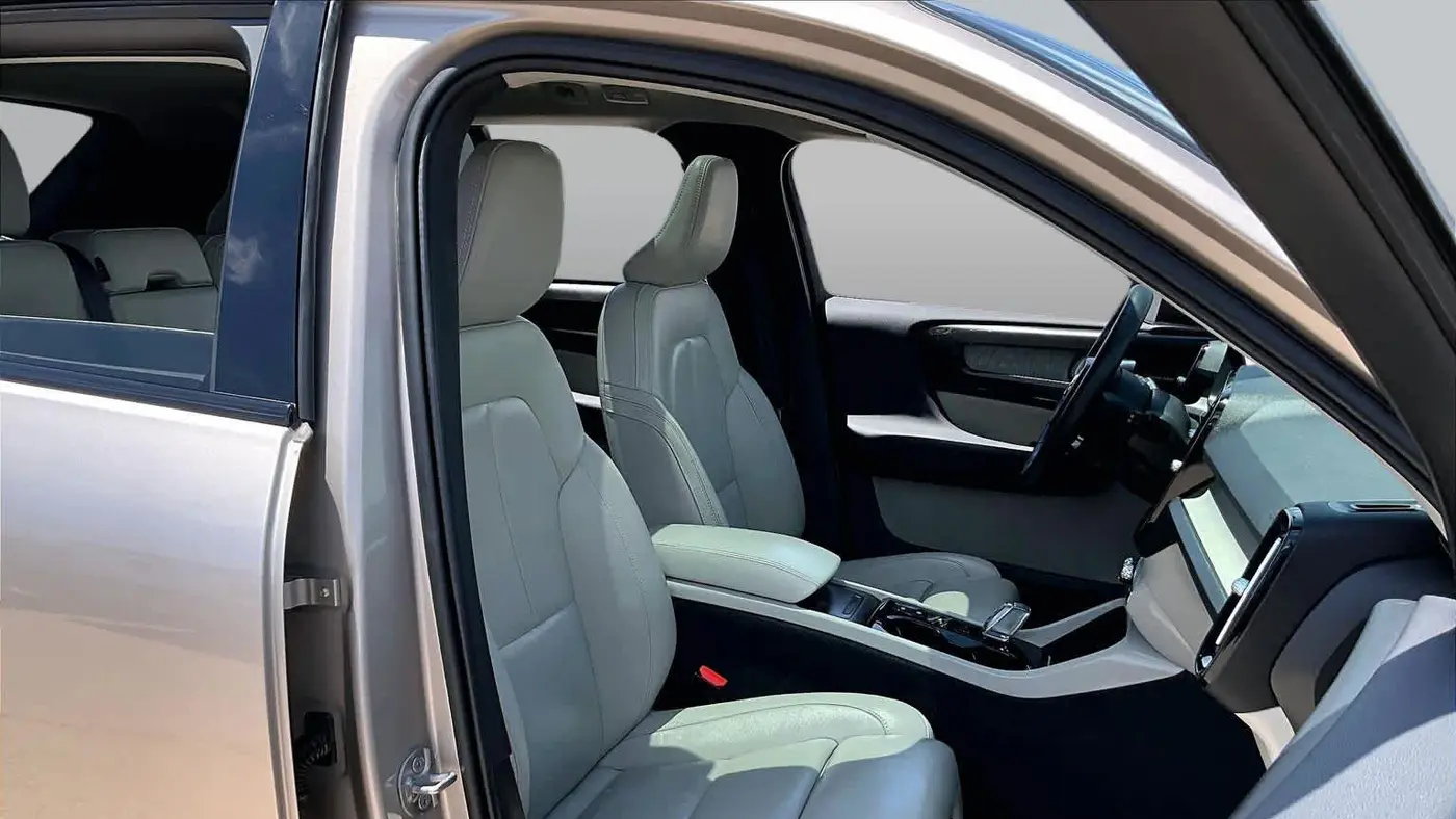 2023 Volvo XC40 B5 Ultimate Dark Theme