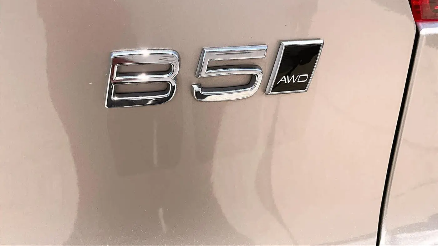 2023 Volvo XC40 B5 Ultimate Dark Theme
