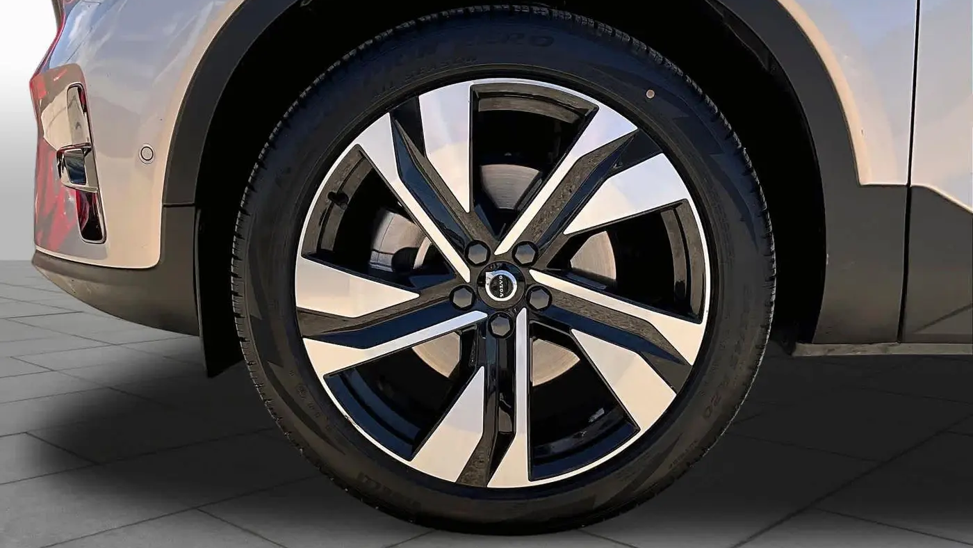 2023 Volvo XC40 B5 Ultimate Dark Theme