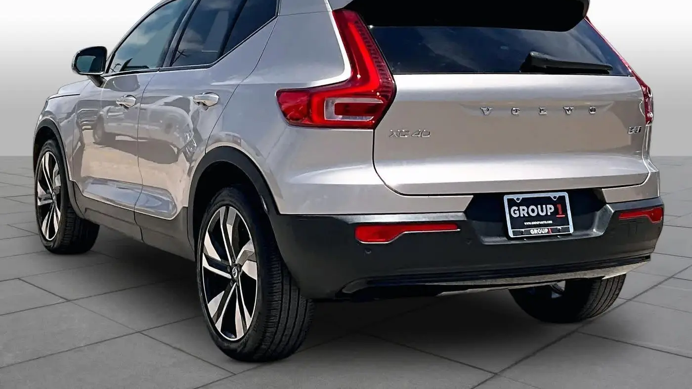 2023 Volvo XC40 B5 Ultimate Dark Theme