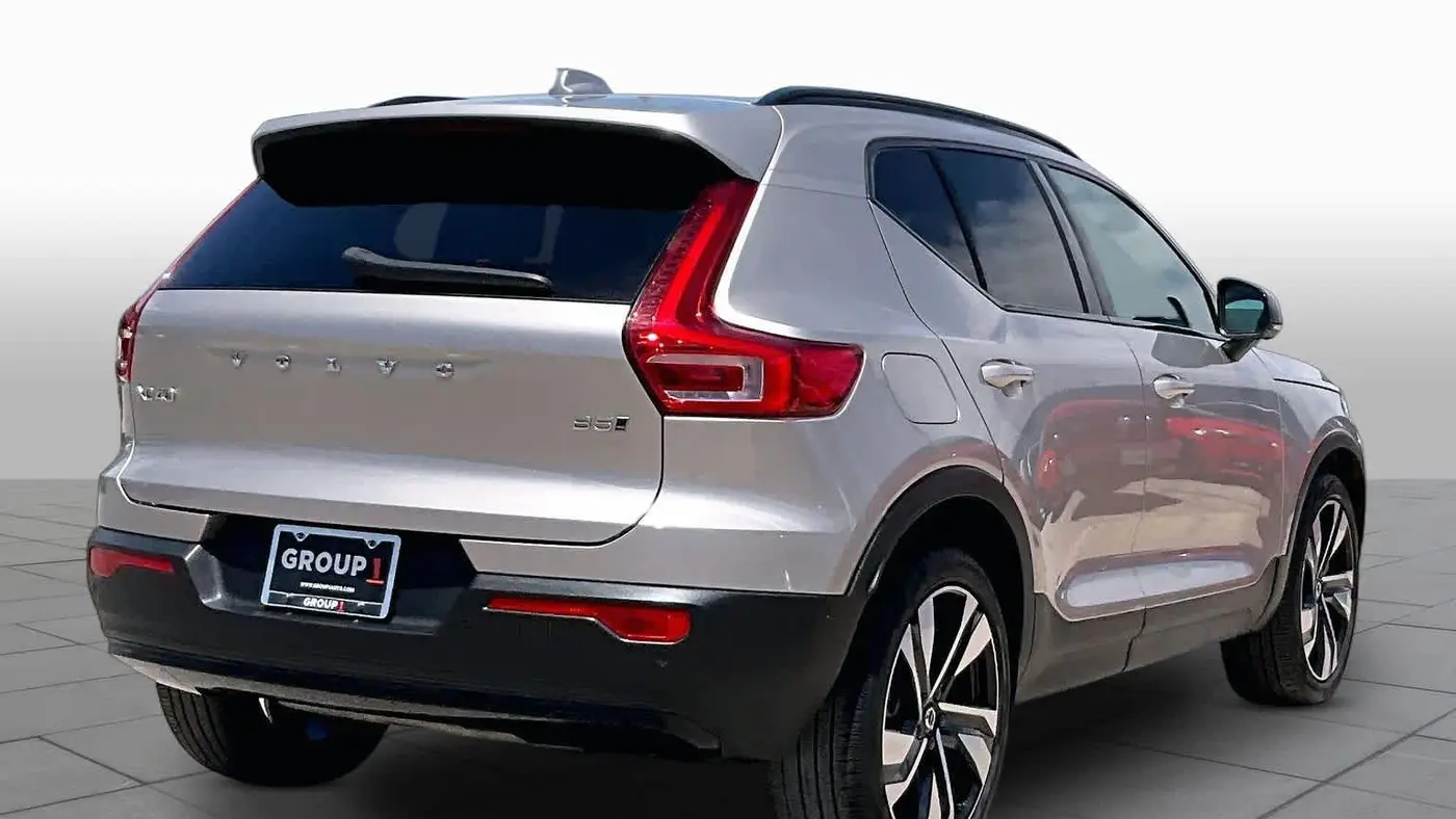 2023 Volvo XC40 B5 Ultimate Dark Theme