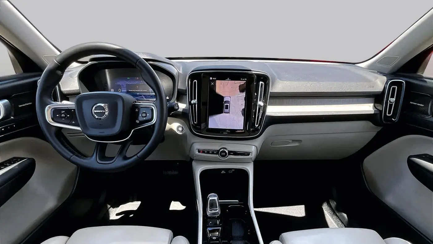 2023 Volvo XC40 B5 Ultimate Dark Theme