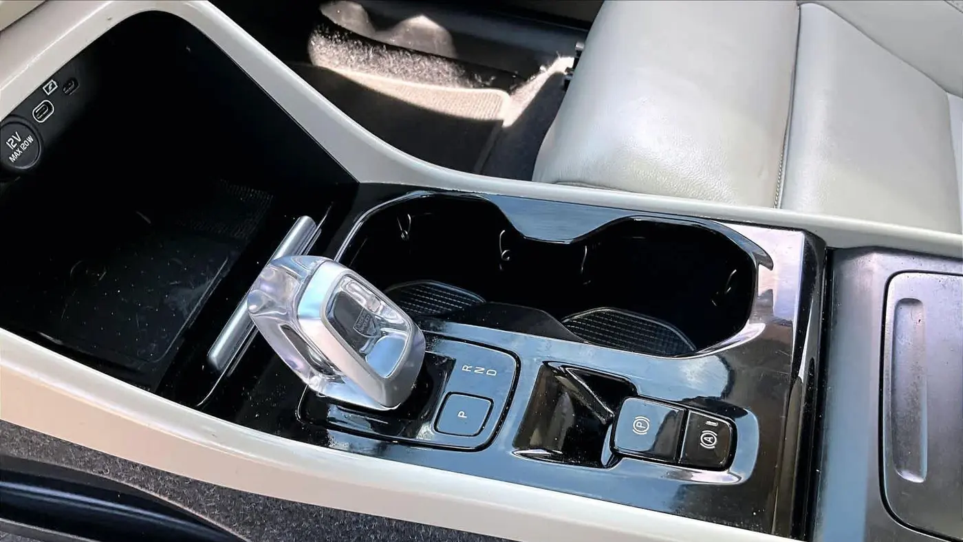 2023 Volvo XC40 B5 Ultimate Dark Theme