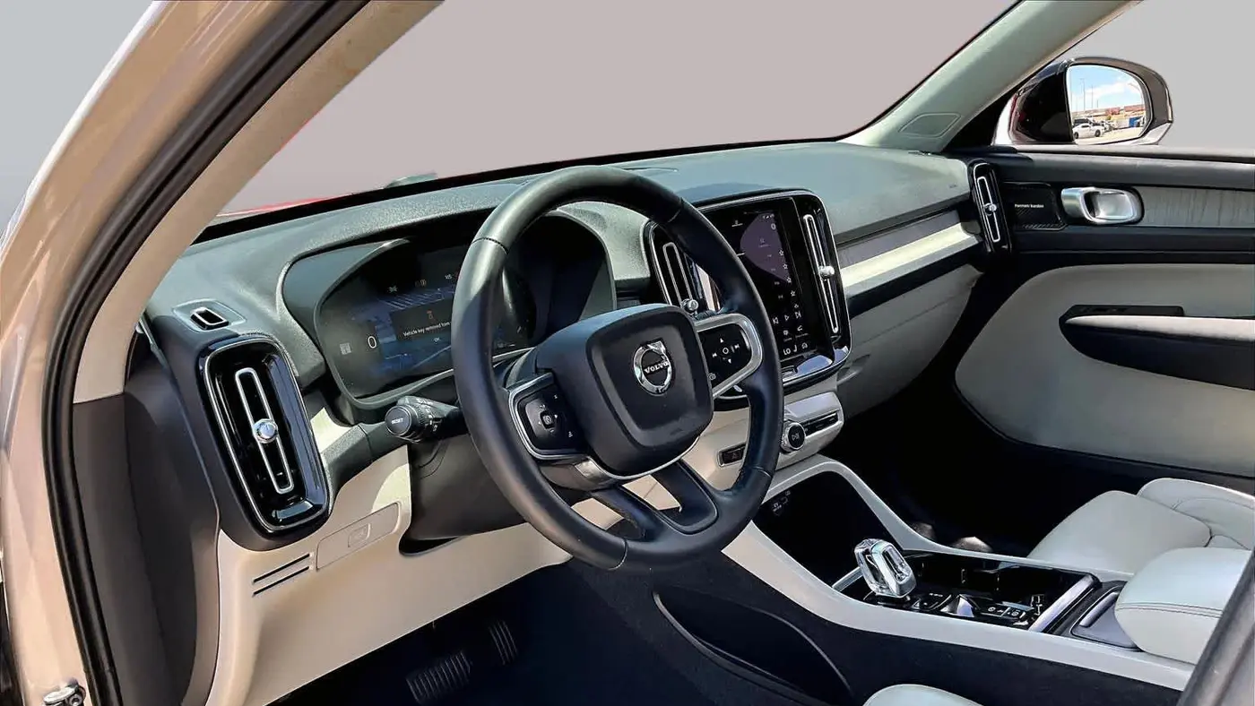 2023 Volvo XC40 B5 Ultimate Dark Theme