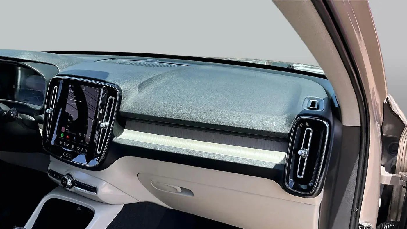 2023 Volvo XC40 B5 Ultimate Dark Theme