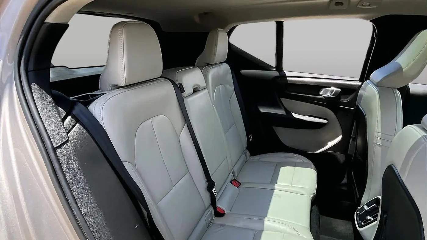 2023 Volvo XC40 B5 Ultimate Dark Theme