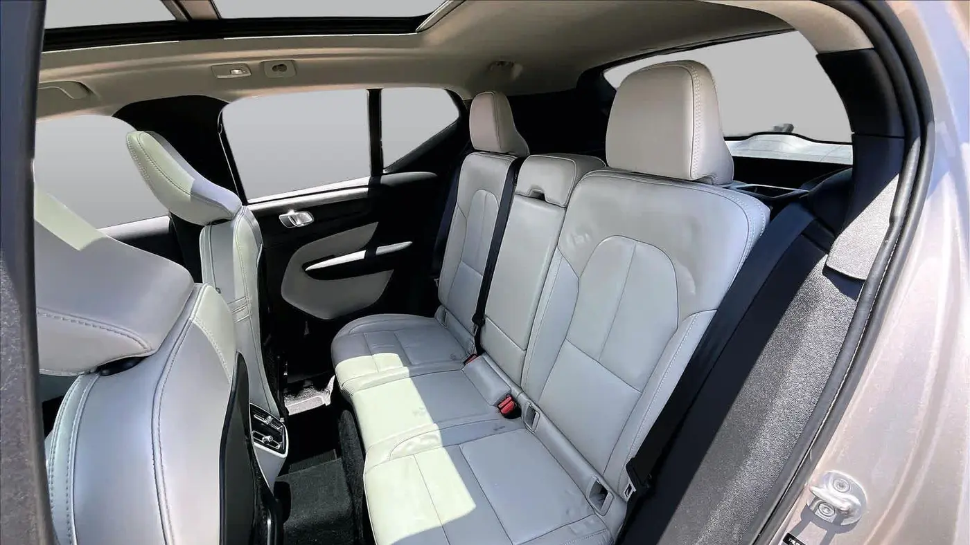 2023 Volvo XC40 B5 Ultimate Dark Theme