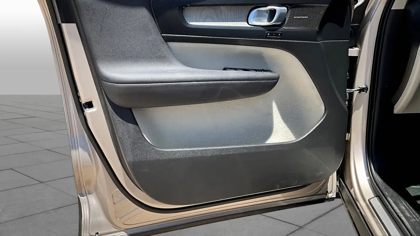 2023 Volvo XC40 B5 Ultimate Dark Theme
