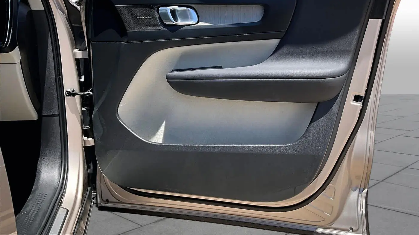 2023 Volvo XC40 B5 Ultimate Dark Theme