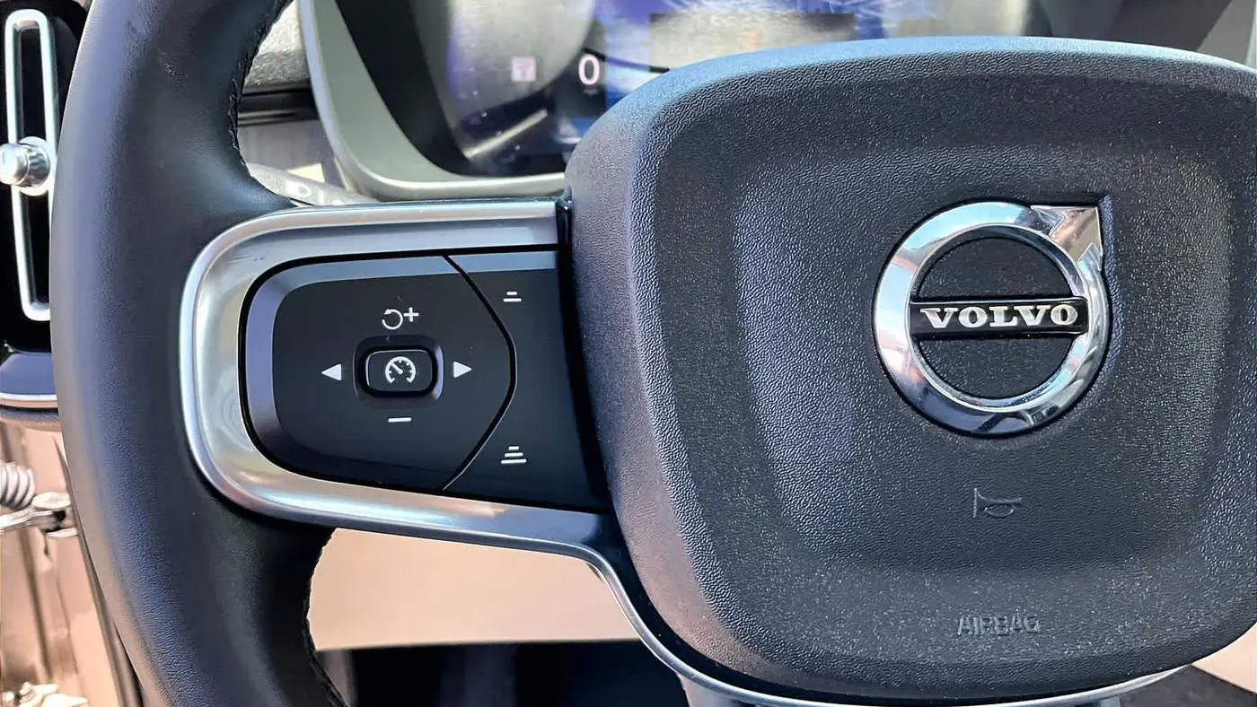 2023 Volvo XC40 B5 Ultimate Dark Theme